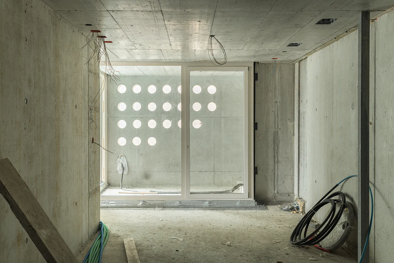 Architecture Photography of an interior of the construction-site at Winkelhaus by architects Estudio KMMK, construction by atelier rosinus, structure by schnetzer puskas. 