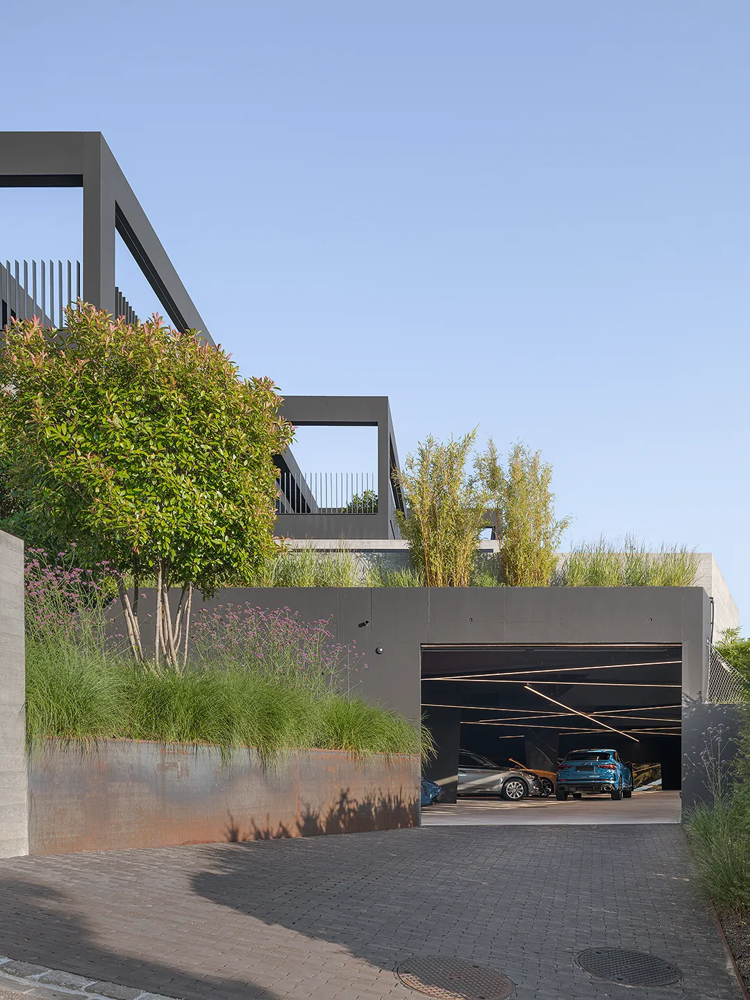 Atriumhaus, Outside, Vegetation, Cars, Parking, Housing by Wannerpartner, photographed for Raum und Wohnen