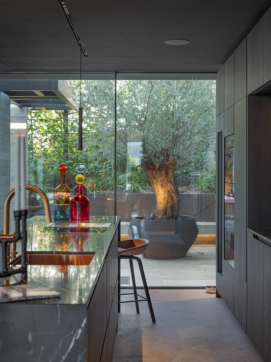 Atriumhaus, Kitchen, Housing by Wannerpartner, photographed for Raum und Wohnen, Sky-frame big glaizing in view