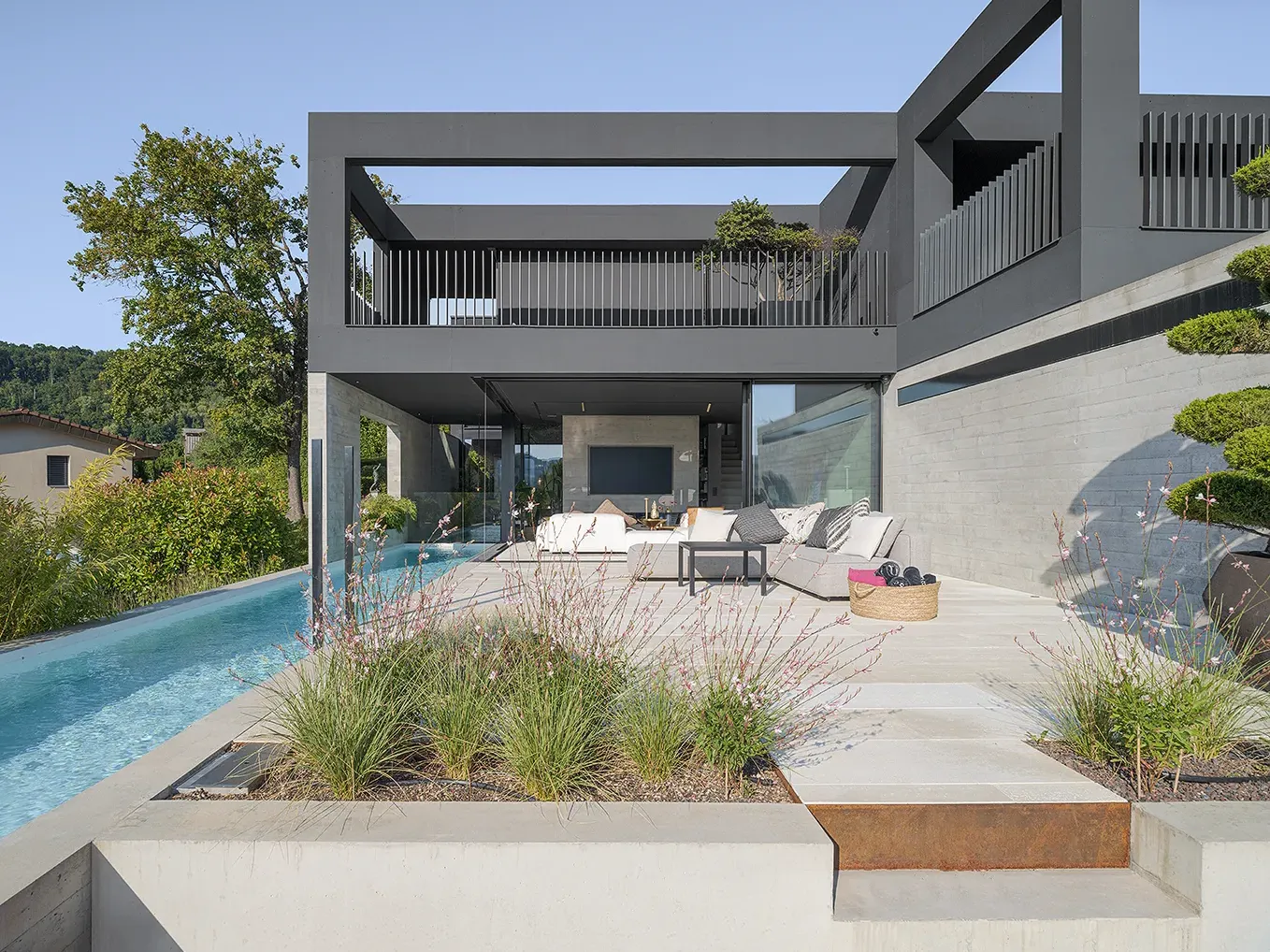 Atriumhaus, Outside, Vegetation, Pool, Terrace, Housing by Wannerpartner, photographed for Raum und Wohnen